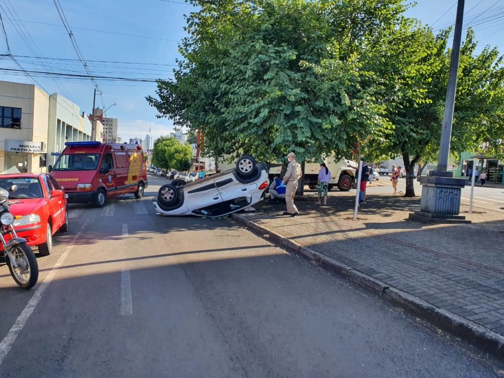 Veículo capota durante acidente em Pato Branco 4a3e0ca9 8e9a 4bc4 Ac3d 64741d86aea8 1024x768
