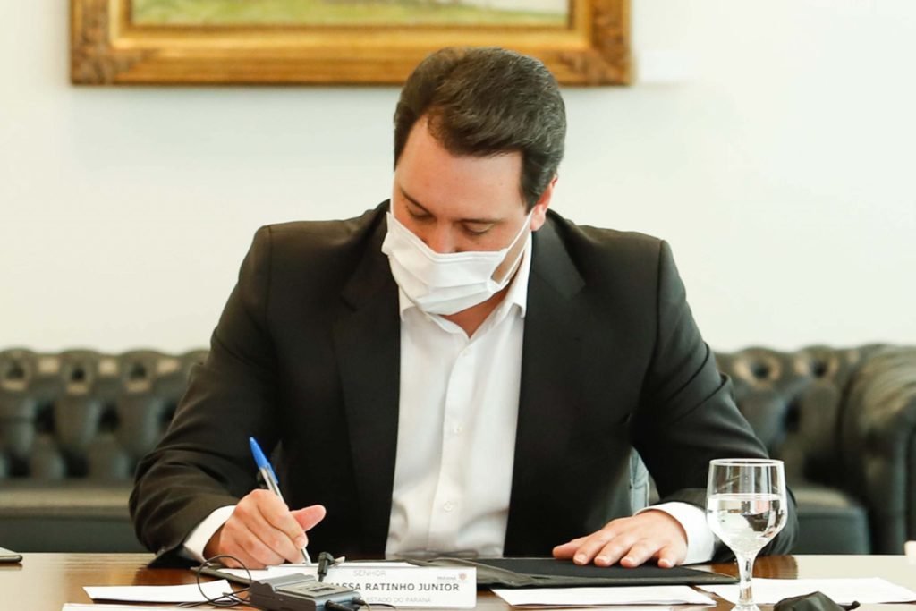 Governo antecipa toque de recolher e restringe funcionamento do comércio aos domingos Ccaa2858 Decreto Ratinho Scaled 1024x683