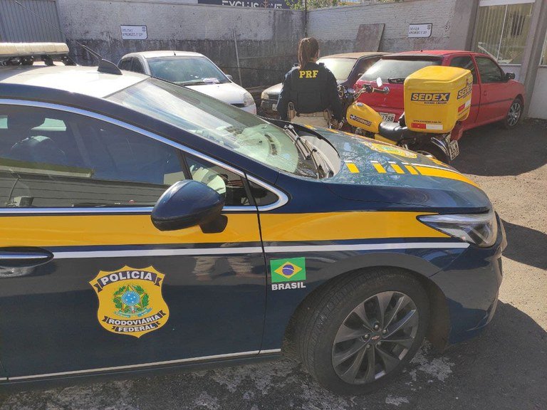 PRF apreende 69 kg de maconha em falsa moto dos Correios C492a10b Prf