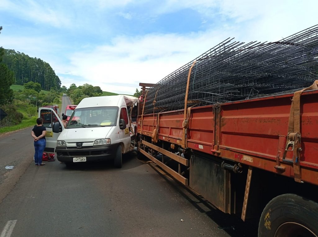 Morte e feridos em colisão entre caminhão e van na PRC-158 5d5f6ef0 Morte 1024x765