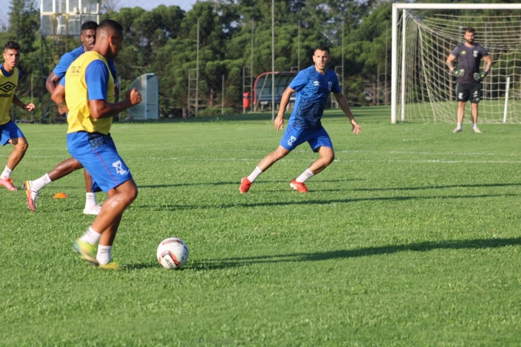 Celso Martins relaciona jogadores da base para confronto com o Paraná 20e82f1c Azuriz 1024x683