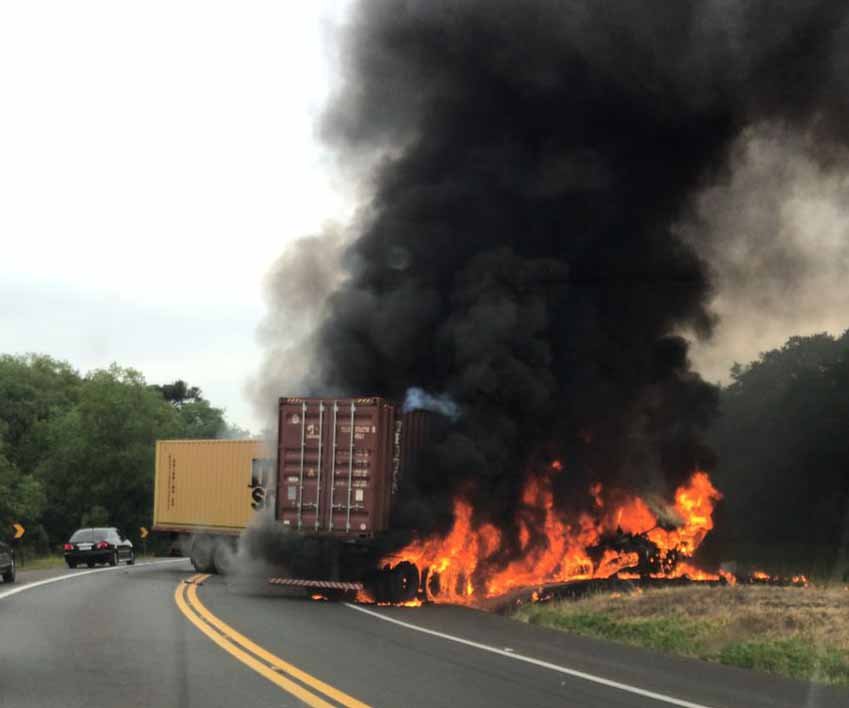 Caminhões incendeiam após acidente em Candói Cc431491 Acidente
