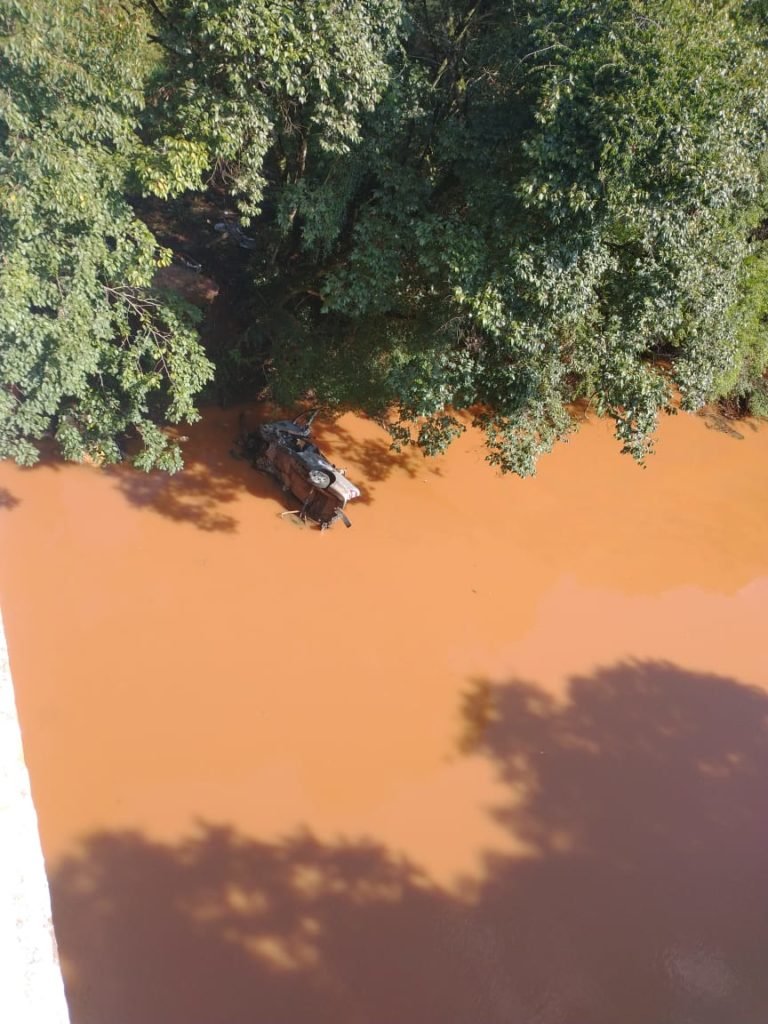 Carro cai de ponte após acidente em Itapejara D´Oeste Edb3f9d8 Acidente 768x1024