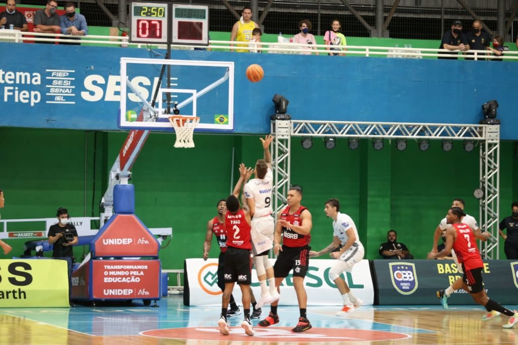 Pato Basquete perde por 7 pontos para o Flamengo 2a12e75b Basquete 1024x683