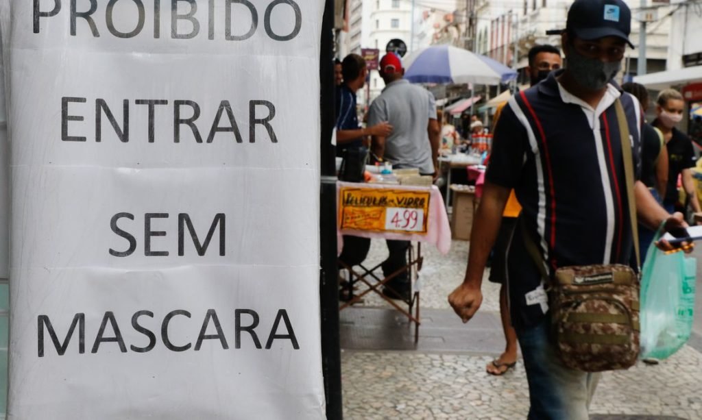 Covid-19: em dois anos, variantes e vacinas moldaram fases da pandemia 8d2caa46 Primeiro Dia De Flexibilizacao Do Uso De Mascaras Ao Ar Livre No Estado Ffraz Abr 103020210154 1024x613