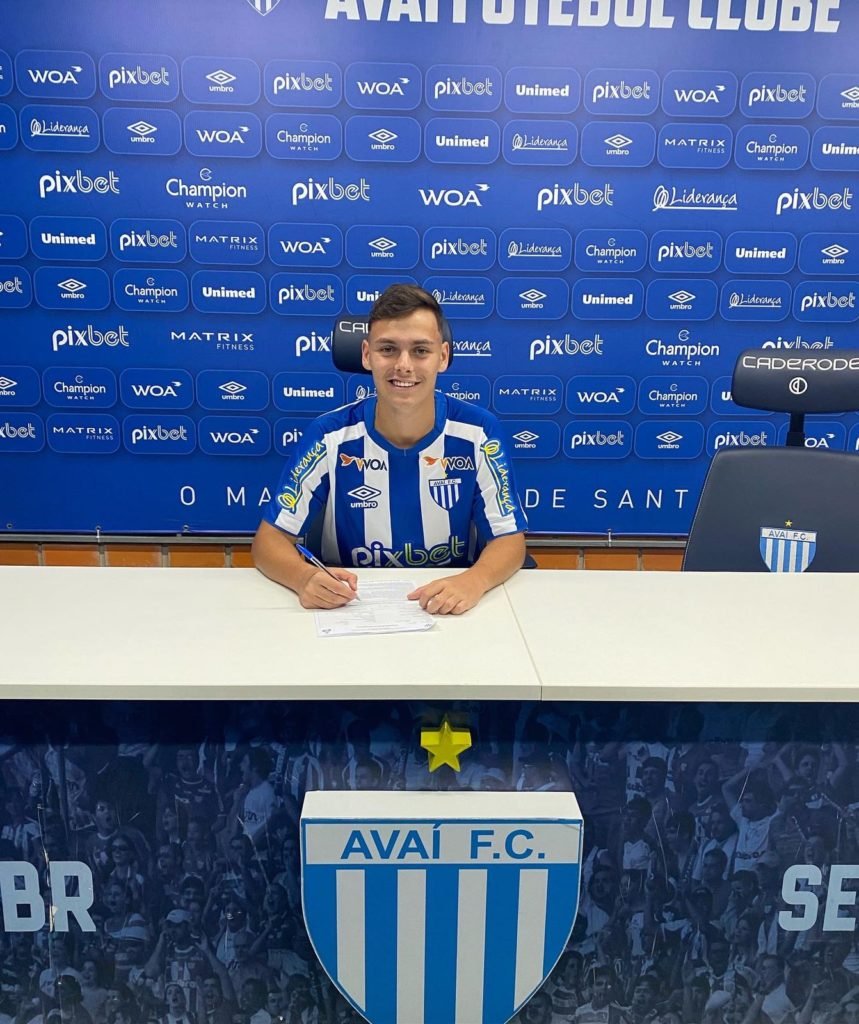Pato-branquense assina contrato profissional com o Avaí 0138a638 Felipe 859x1024