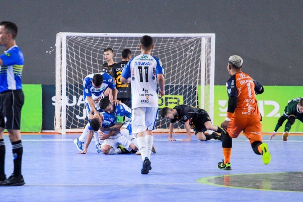 Pato Futsal vence o Magnus e avança para semifinal da Copa Mundo do Futsal Sub-21 3d15454f Patinhos