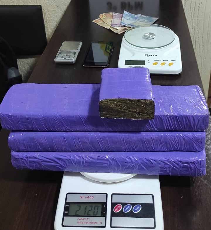 PM apreende 3kg de maconha no bairro São Cristóvão 91af0eac Maconha Sc