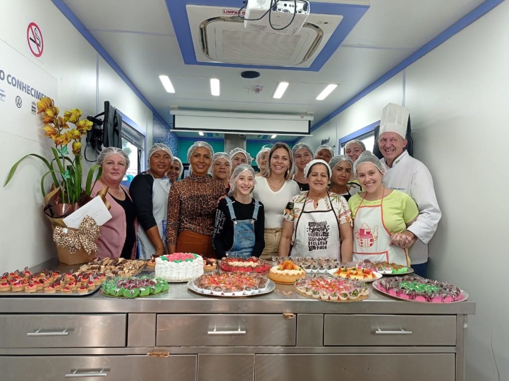 Turma conclui curso de técnicas de confeitaria em Clevelândia 65275e1e Clevelandia 1024x766