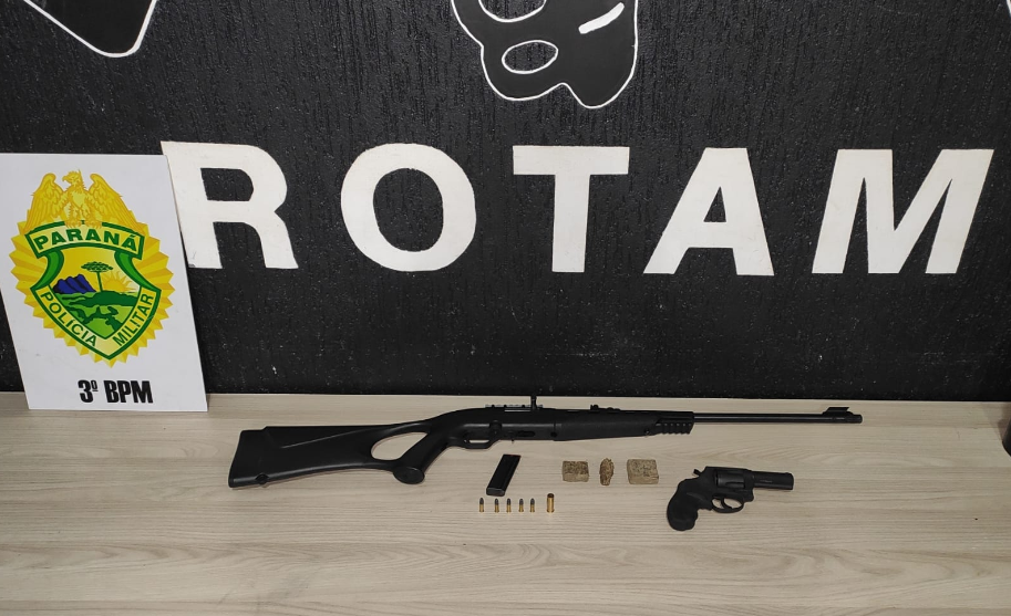 Homem é preso com armas e droga em São João 8a78c473 Armas