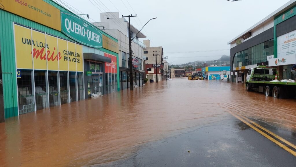 Centro de Coronel Vivida permaneceu alagado ao longo da terça-feira 6be0e718 Coronel Vivida 1024x577