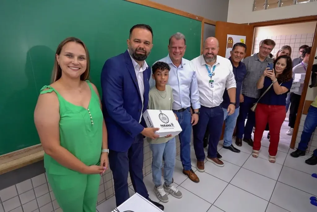 1 milhão de alunos retornam às escolas estaduais do Paraná kits escolares