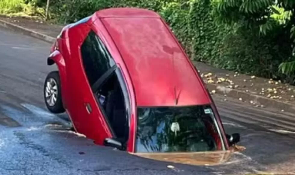 Carro com Pai e Filho Cai em Buraco em Jaguapitã, PR Jaguapitã