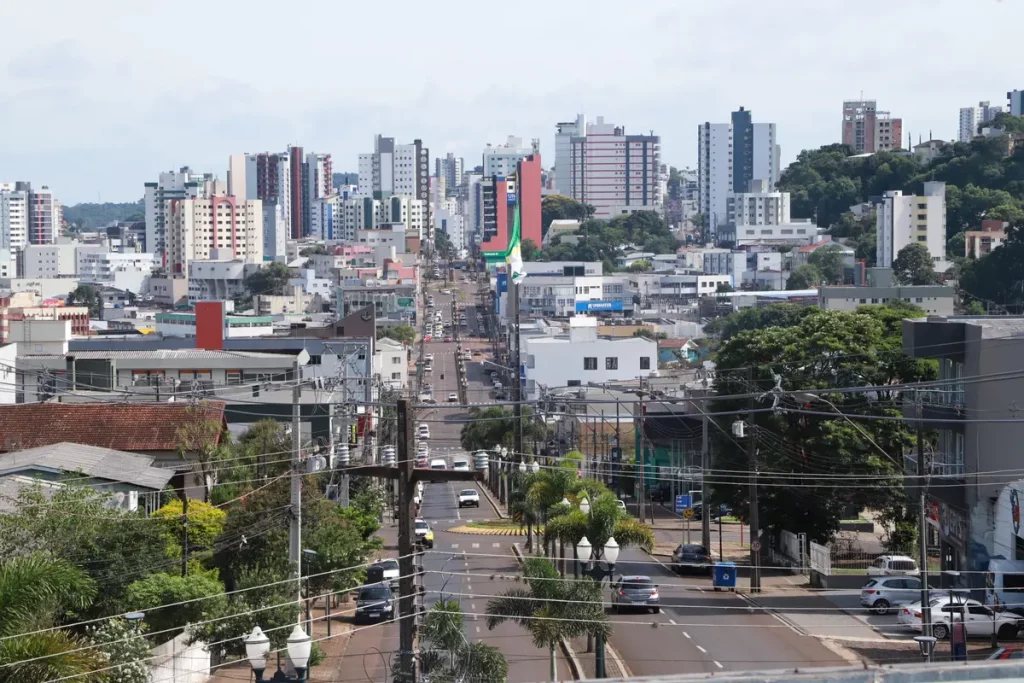 Paraná bate recorde e transfere R$ 8,2 bi a municípios em 2025 Pato Branco avenida tupi