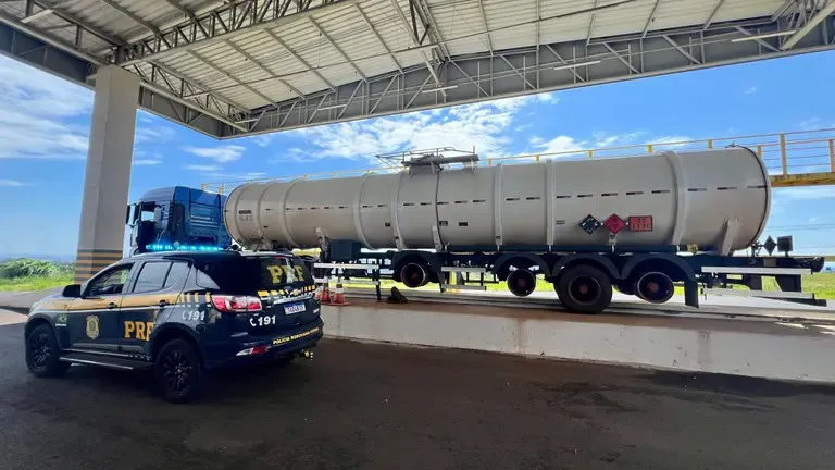 PRF apreende caminhão tanque em péssimas condições na BR-158 caminhao tanque prf pato branco