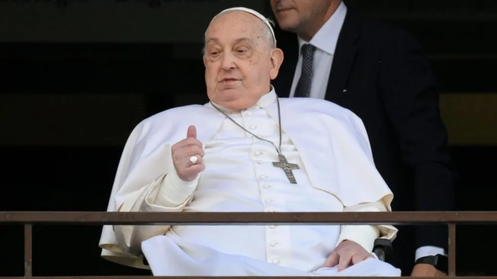 Papa Francisco tem alta e chega ao Vaticano após cinco semanas de internação papa francisco