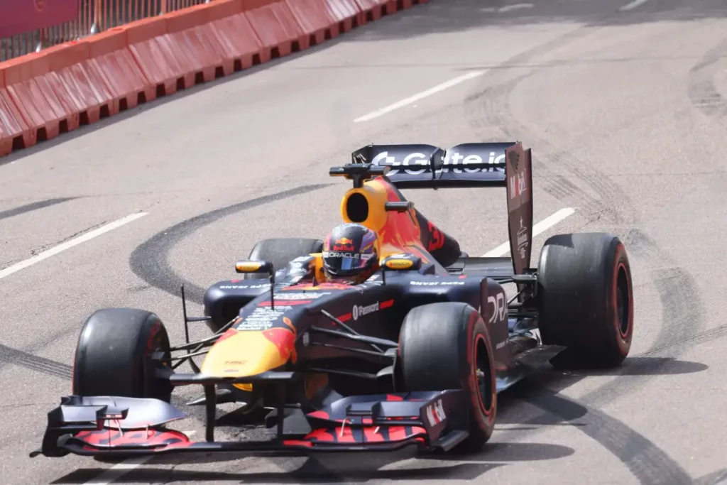 Fãs apaixonados vibram com apresentação Red Bull Showrun Red Bull Showrun Curitiba