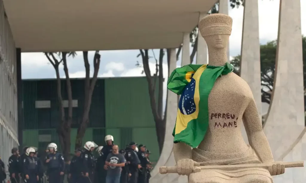 Estátua Batom Débora