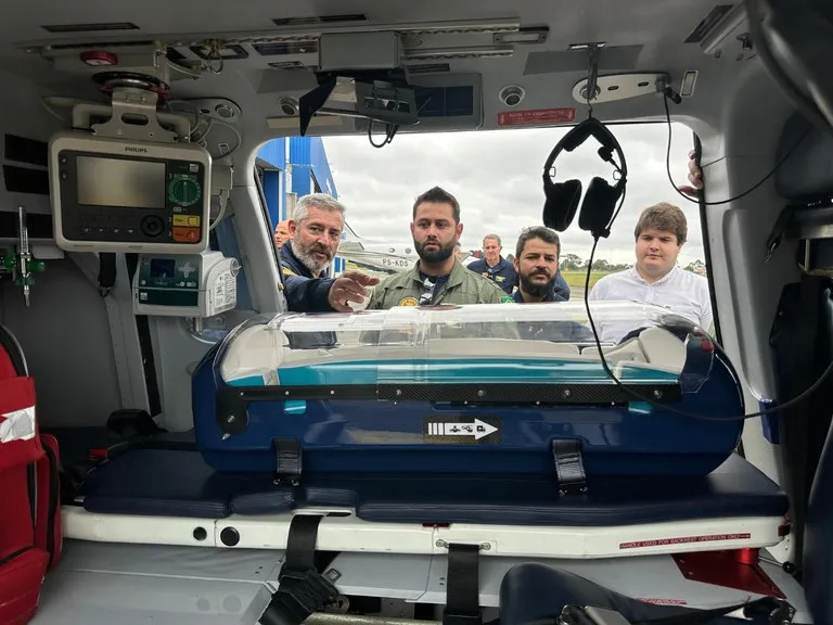 PRF recebe cápsula para transporte aeromédico de recém-nascidos babypod transporte