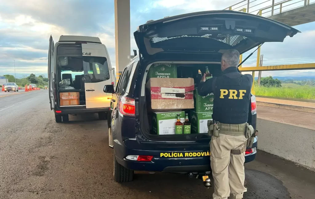 PRF apreende 60 litros de bebida falsificada em Pato Branco bebida falsificada
