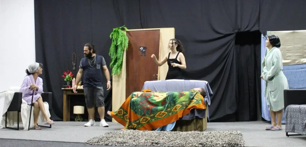 Público prestigia comédia "Como Se Livrar de um Corpo" no projeto "30 no Teatro" como se livrar de um corpo
