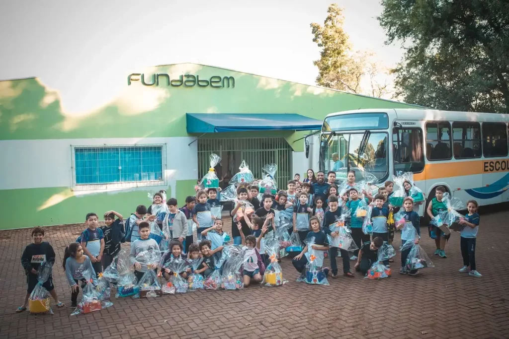 Pato Futsal entrega de chocolates na Fundabem pato futsal fundabem