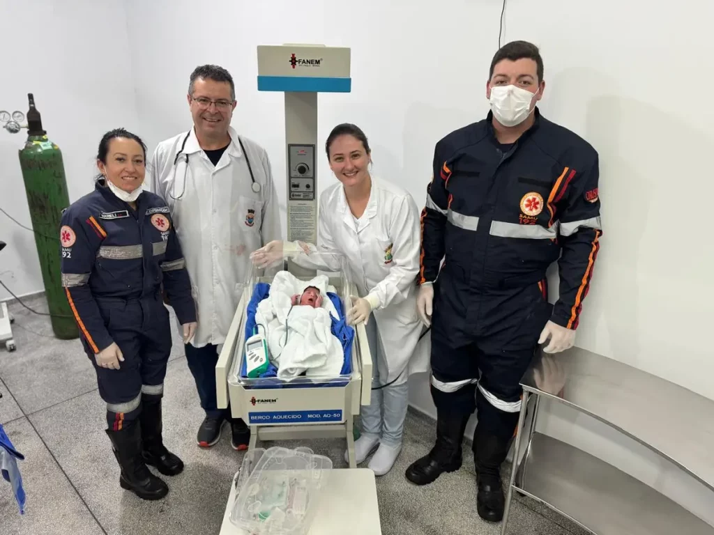 Gêmeos nascem em ambulância do SAMU durante atendimento em Pinhal de São Bento samu parto