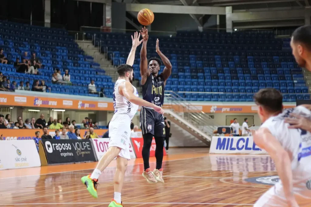 Pato Basquete vence São José e vai aos playoffs do NBB sao jose x pato basquete