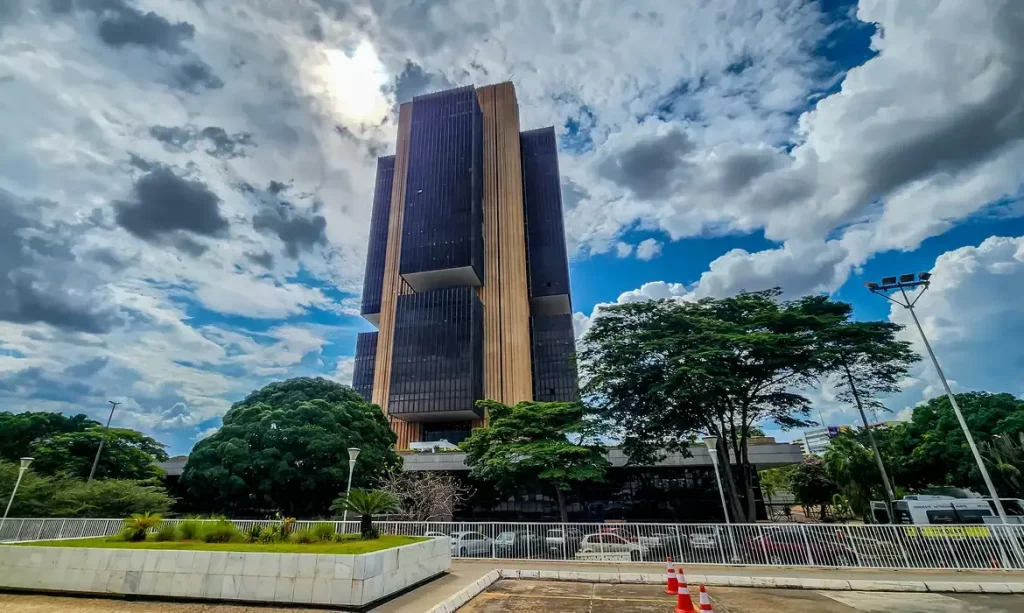 Copom eleva Selic para 14,75% ao ano em meio à pressão inflacionária e incerteza global banco central