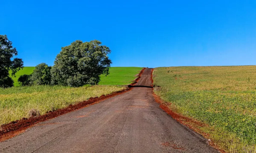Estrada rural entre Independência e Bela Vista recebe material fresado estrada interior pato branco