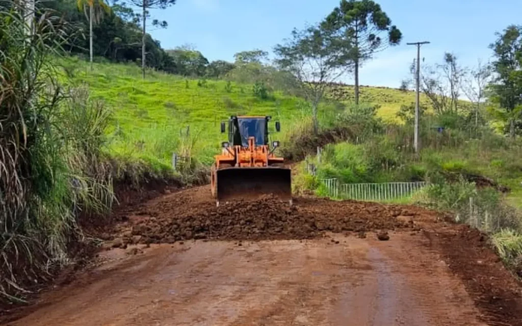 Beltrão intensifica obras em estradas rurais de 12 comunidades estradas rurais beltrão