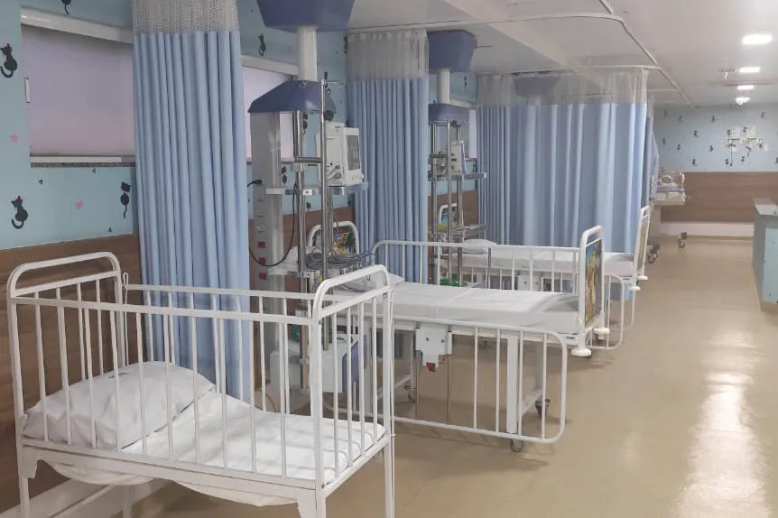 Paraná amplia rede hospitalar com 58 novos leitos para enfrentar aumento de SRAG em crianças leitos de hospital