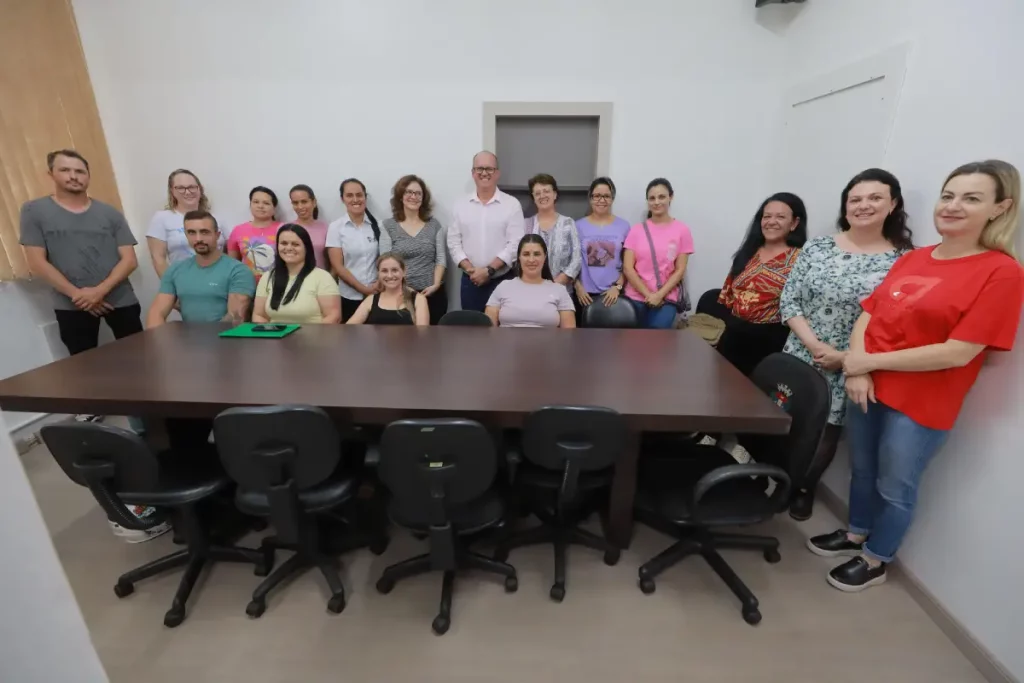 Pato Branco empossa novos professores para escolas e CMEIs Professores 1024x683