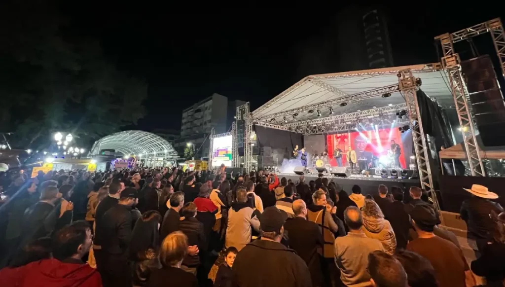 Show do Trabalhador reúne multidão no calçadão de Francisco Beltrão show do trabalhador