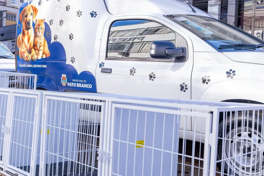 Causa Animal: Município recebe veículo e assina credenciamento de clínicas causa animal