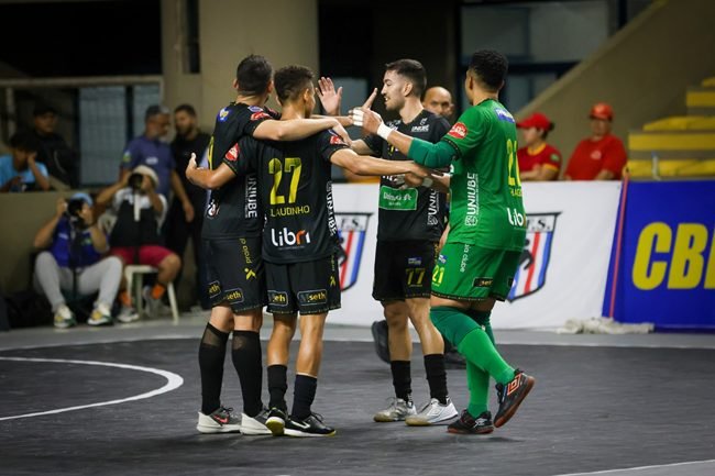 Pato Futsal perde para o Praia Clube, mas está na semi-final praia clube x pato futsal