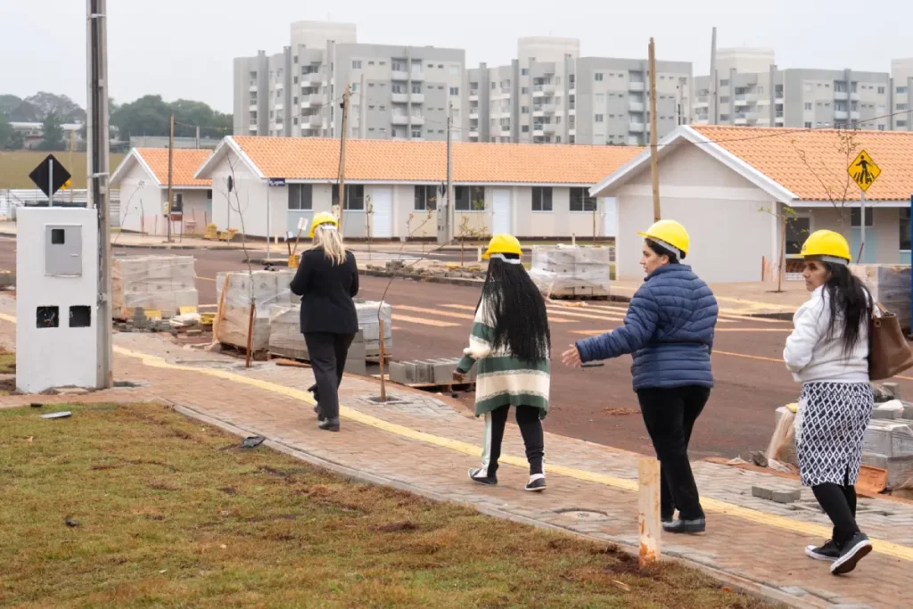 Futuros moradores visitam casas do Projeto Moradias em Foz projeto moradias