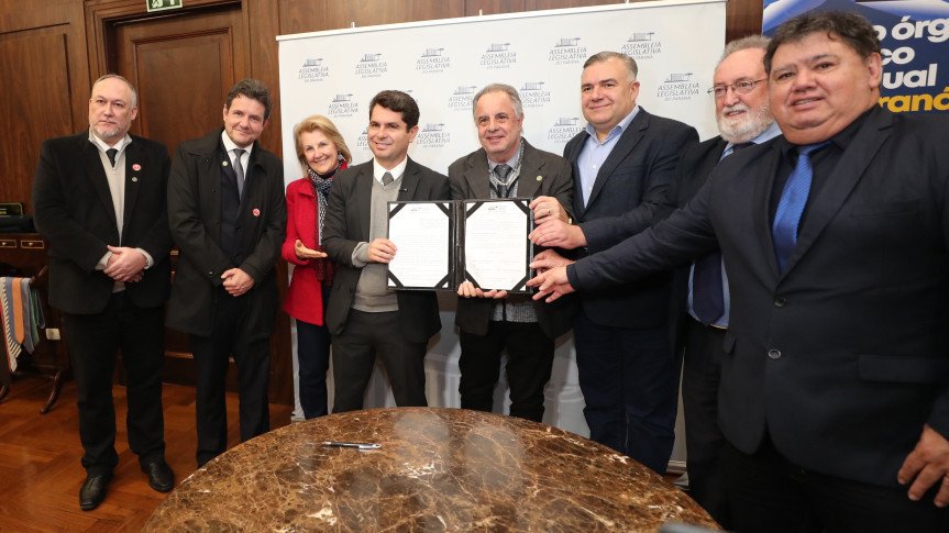Assembleia firma acordo com CRM-PR para fortalecer saúde Alep crm-pr
