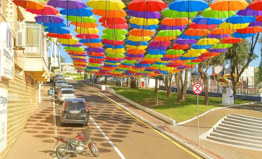 Dois Vizinhos ganha rua com guarda-chuvas coloridos rua dos guarda-chuvas dois vizinhos
