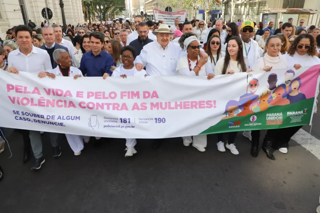 Caminhada do Meio-Dia reúne 2 mil pessoas em Curitiba contra o feminicídio caminhada do meio-dia curitiba