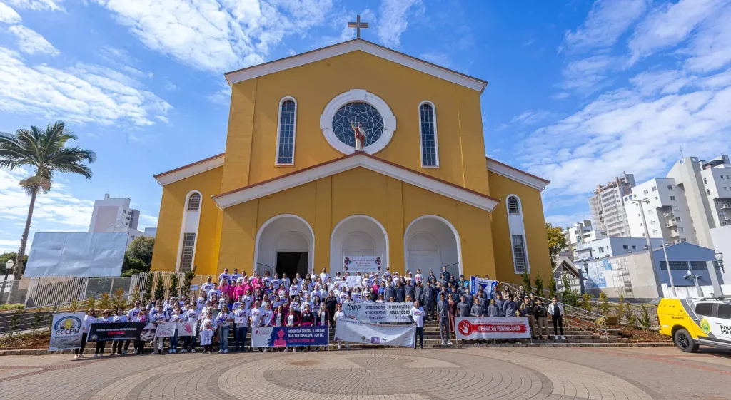 Pato Branco realiza Caminhada do Meio-Dia contra feminicídio caminhada do meio-dia pato branco