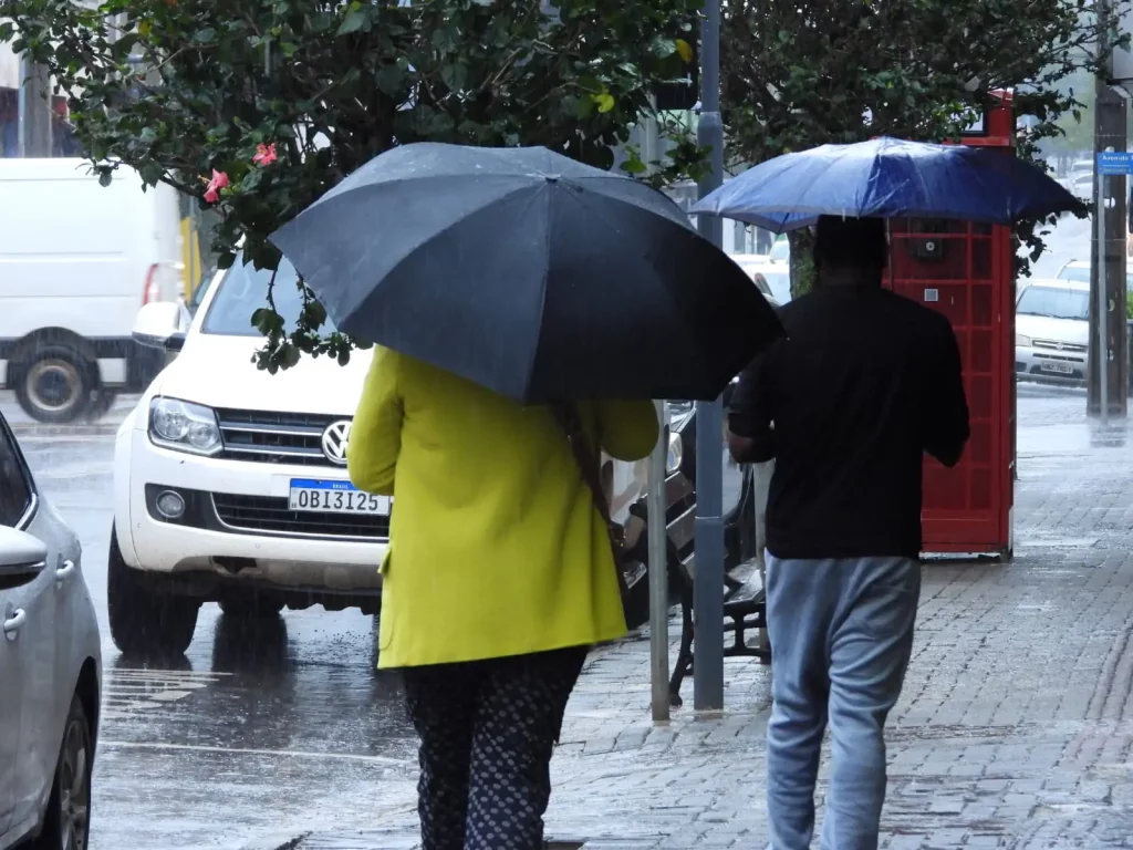 Frente fria traz chuva, frio intenso e geada no Paraná chuva