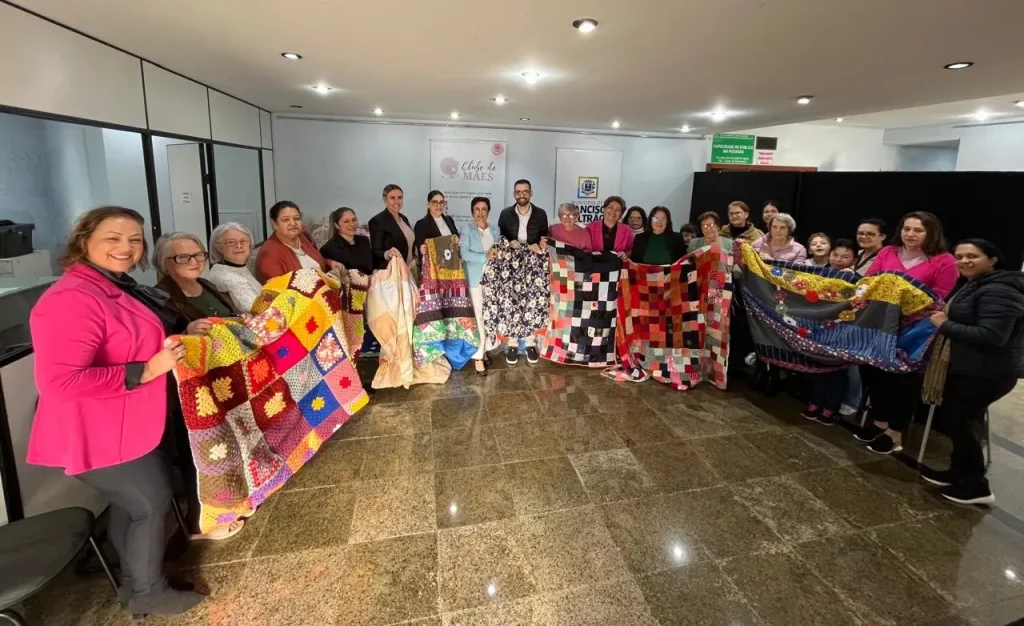Clubes de Mães de Beltrão doa cobertores personalizados clube de mães cobertores