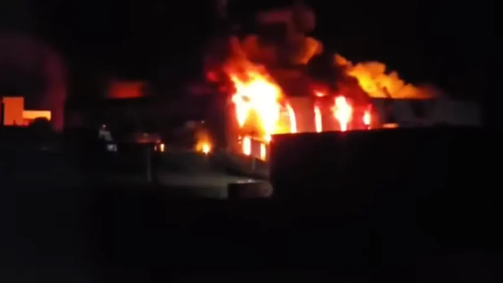 Incêndio de grandes proporções atinge empresa Eko’7 em Chapecó eko'7