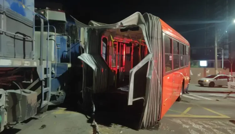 onibus bi-articulado trem
