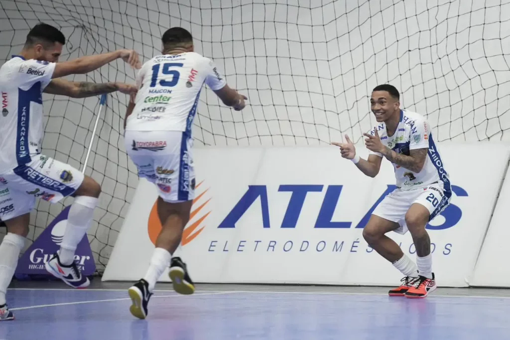 Pato Futsal vence Atlântico em despedida do Dolivar Lavarda pato futsal x atlantico
