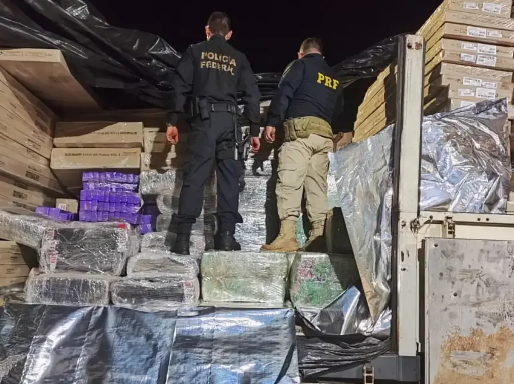 PRF e PF apreendem 4,5 toneladas de maconha na BR-277 em Cascavel prf pf maconha