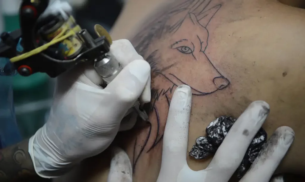 CFM proíbe uso de anestesia para fazer tatuagens no Brasil tatuagem anestesia
