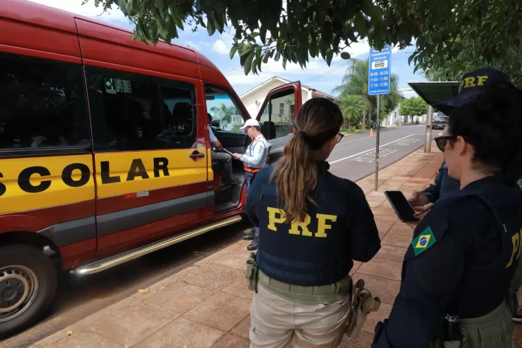 PRF e DEPATRAN fazem ação educativa para transporte escolar transporte escolar