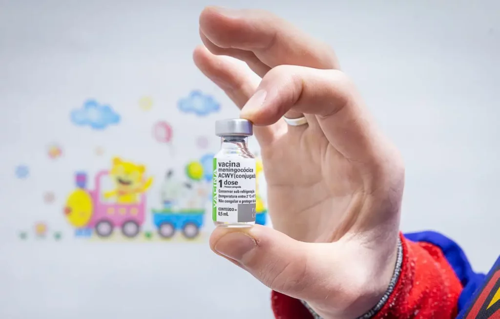 vacina contra meningite acwy